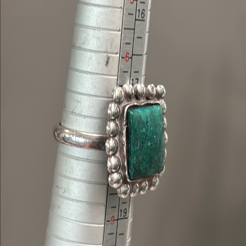 Elegant Silver and Green Stone Ring - Picture 9 of 14